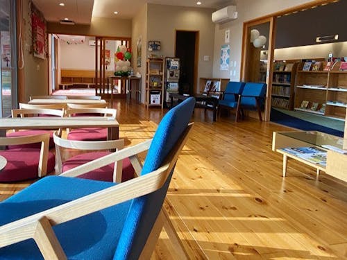 町のコミュニティ図書館で先輩移住者との交流会も行います