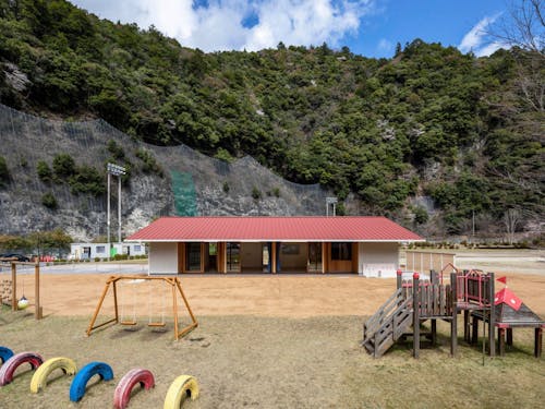 広い園庭には遊具もいっぱい。