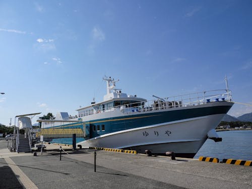 本土から高速船「ゆりや」で約70分