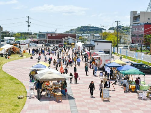 男鹿駅前広場でのイベント風景