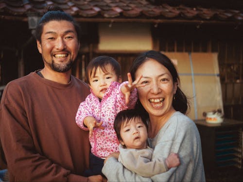 滞在先の民泊「超民家やまね」の山根さん一家は、お米も野菜も自分達の手で作る