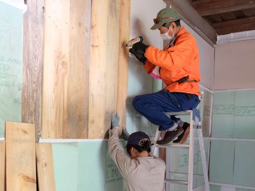 壁へ木材をはめ込み