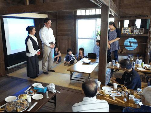 1回目の改修後のお披露目会で挨拶をする大家さんご家族