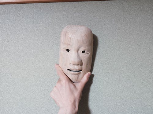 能面打ち。経験者の話や本などを頼りに、見よう見まねで挑戦。