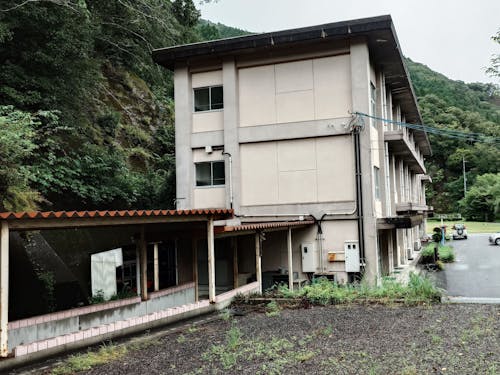 廃校跡地。交流の場、地域おこし協力隊の活動拠点として利活用したいという夢も。
