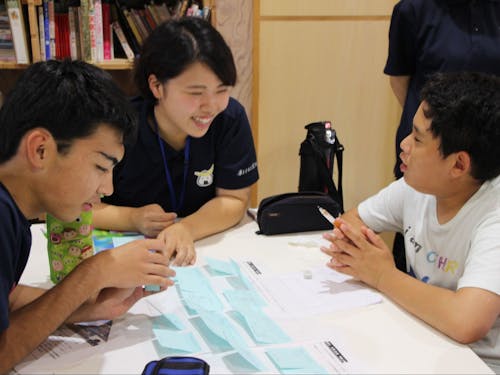 ワークショップで子どもたちの考えを聞く