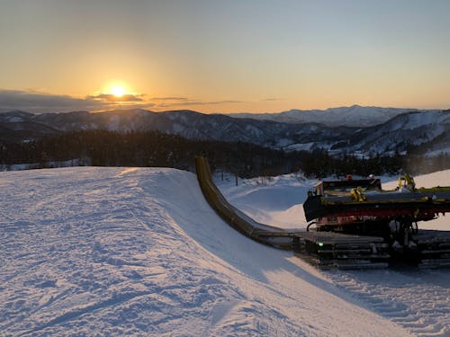 湯殿山スキー場にてR天国をつくる様子