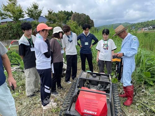 山村留学で草刈り機の説明を受ける大学生たち
