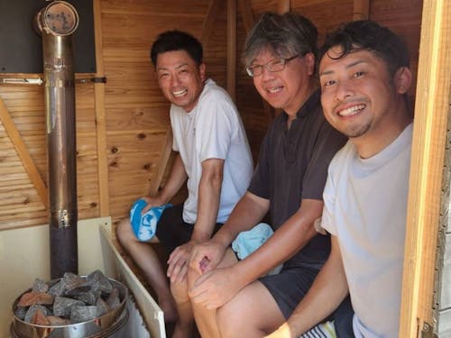 林産材活用で移動式サウナを試すスタッフ(中央 地域おこし協力隊OB澤田さん)