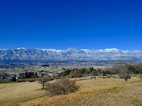 池田町は、有明山を中心に北アルプスのパノラマの景色が広がります(写真は12月)