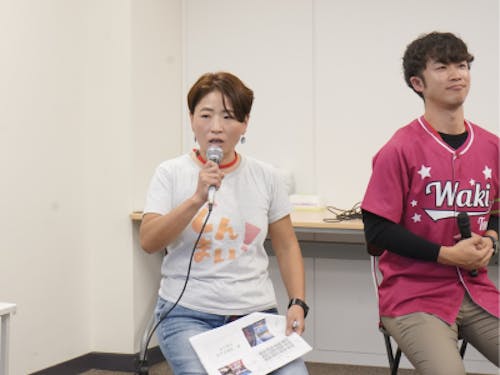 セミナーでお話される生利さん。お隣は#Case4でご紹介した村井さん。