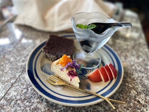 〈本日の齋菓子プレート〉ヴィーガンチーズケーキと薬膳冷菓