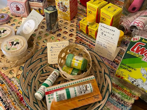 手書きのメモには、小物の説明が書いてあり、異国の文化を感じることができる