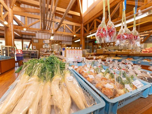 直売所。地元でつくられる季節の食材を味わったり。