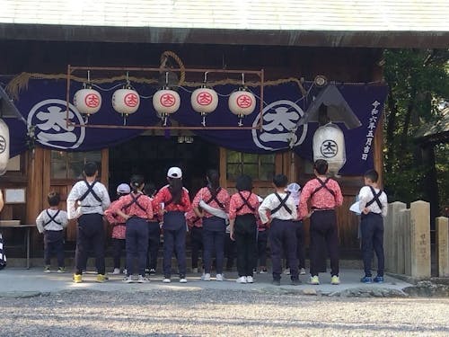 神社の本殿に向かい木遣を奉納する子ども木遣