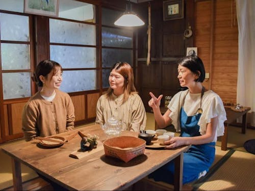古民家を改装したサロンで野草茶を囲んで。優しく、しなやかな暮らしに触れる。