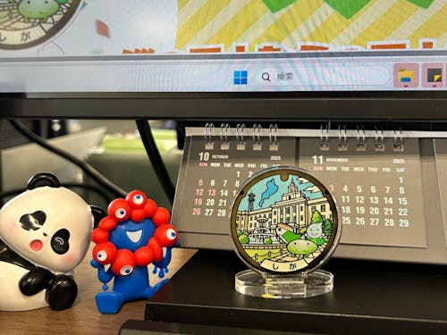 仕事机のモニター下にもぴったりな可愛いサイズ。