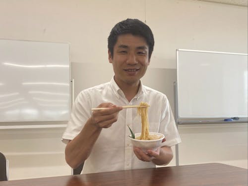 鯛そうめんを食べて「おいしい!」とご満悦な様子の堀江和博町長