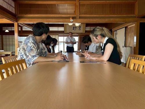 四方柾の柱が使われた新座敷で説明を聞いている様子