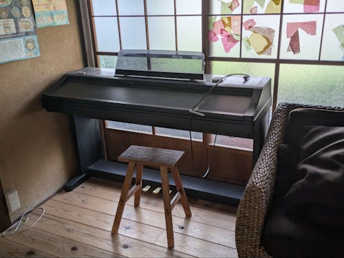 地域の方から頂いたピアノ。