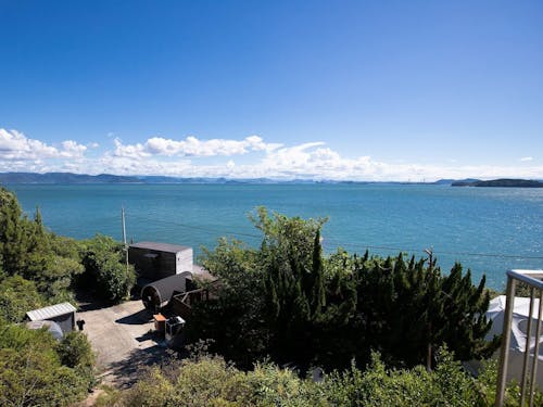 デニム兄弟が営むゲストハウスから見える瀬戸内は穏やかな凪が心を落ち着かせてくれる