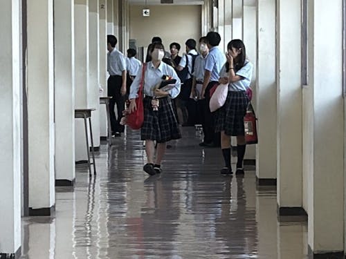 授業が終わり各々の活動に向かう2年生。空き教室では、生徒と先生が1対1で面接練習