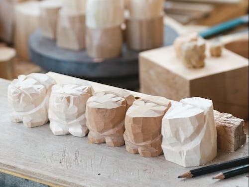 八雲が発祥の木彫り熊を彫りに行ったり