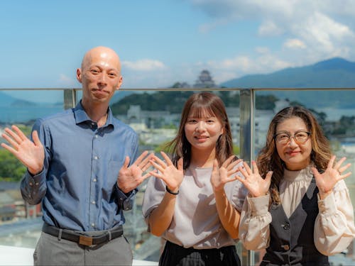 一緒に活動するこども家庭課の出さん・嘉村さん・夏井さん
