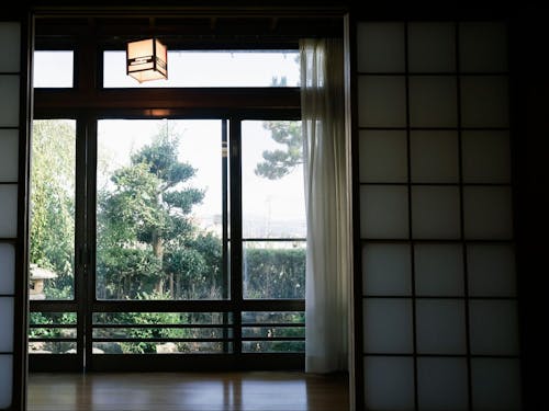 庭と自然に繋がる縁側