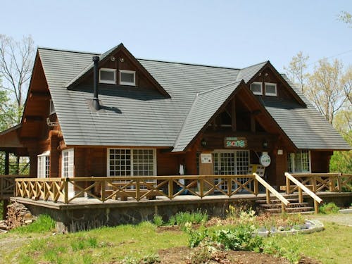 レストラン『えくぼ亭』の外観。ログハウス調の立派な建物です