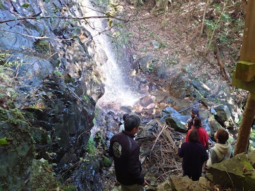 来村者向け滝巡りの様子。このような活動をもっと活発にしていきたいと考えています