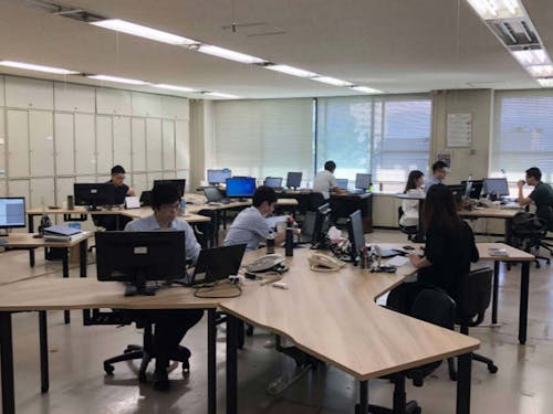 フリーアドレスの導入で、職員同士のコミュニケーションがとりやすいです!