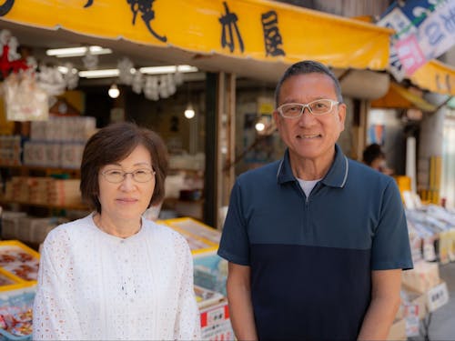 朝市組合長の山下さん・集落支援員の岩本さん