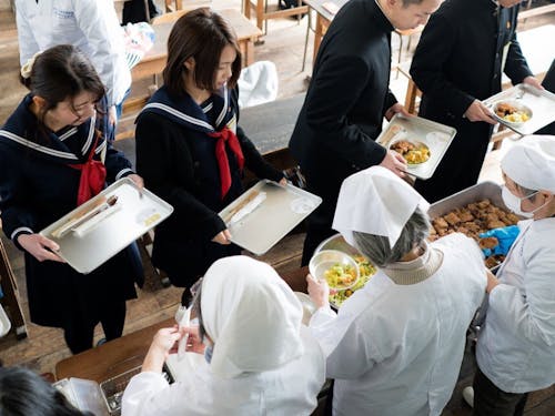 まにワッショイ配膳中