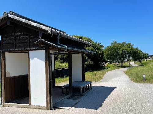 萩博物館入り口付近にある、屋根付きベンチ。フリーWi-Fiが使える。