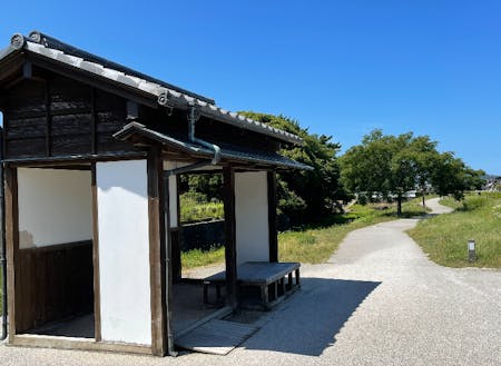 萩博物館入り口付近にある、屋根付きベンチ。フリーWi-Fiが使える。