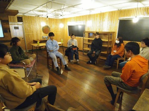 ドキュメンタリー映画を見た後、感想を共有している様子