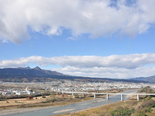 周辺を3方すべて山に囲まれた自然豊かな立地