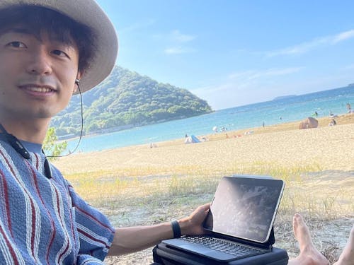 砂浜でワーケーションをしているそうです@菊が浜