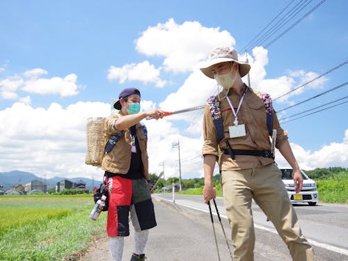 それぞれの背中の竹かごに、拾ったごみを入れていきます。