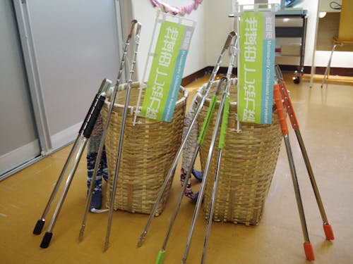 二人の装備。ごみ拾いトングは軽い力でごみを挟める”ゴミ拾い専用”です。