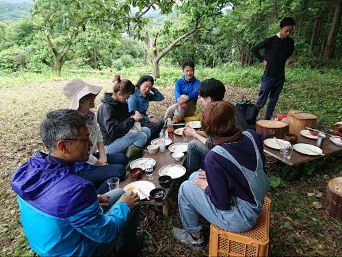 ぶどう畑でのランチ。町内外から興味ある方が集まります。