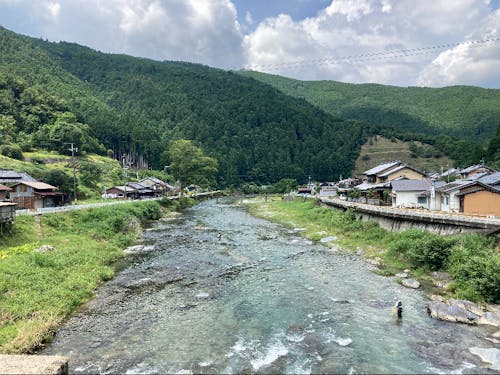 透きとおった川が流れる村です