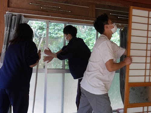 空き家清掃作業の様子