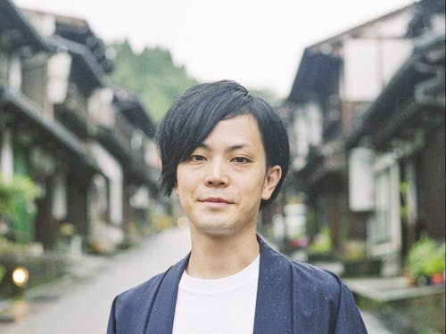 富山県からは 岡山 史興(おかやま ふみおき) さんをゲストにお呼びします。 【プロフィール】 70seeds株式会社代表取締役編集長 長崎県出身。地方での子育てのため移住を検討する中、2018年に家族で富山県舟橋村に移住し、テレワーク移住をスタート。WEBメディア運営や、各地の地方自治体や企業のPR支援事業等を行い、現在は舟橋村の「子育て」「農業」を活かしたブランディングに携わる。