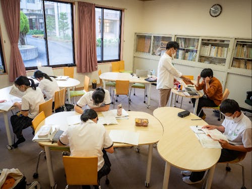 野村高校公営塾「あやぐも塾」 生徒が集中して学習しています
