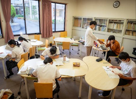 野村高校公営塾「あやぐも塾」　生徒が集中して学習しています
