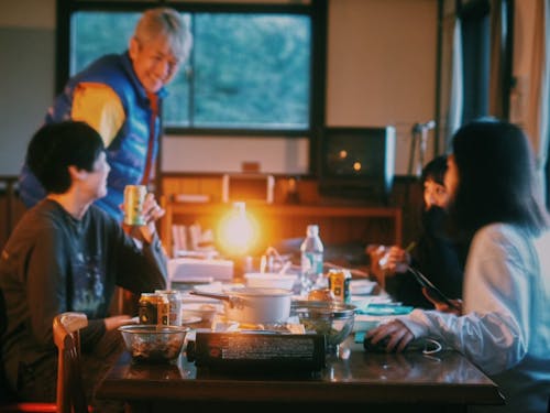 議論しながら、飲みながら、仲間と小屋を作っていく