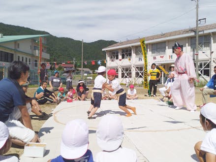 ふれあい運動会："みんなの孫"のように見守られて育つ子どもたち