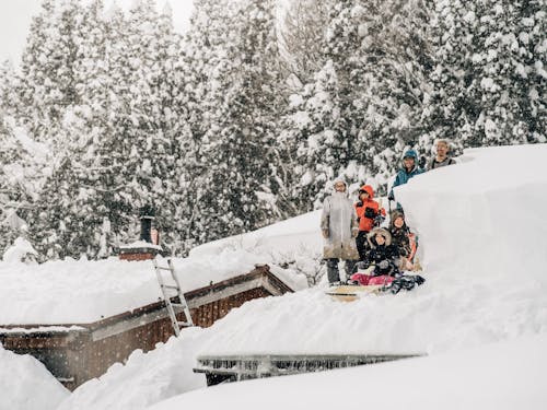 冬の雪かき:ひとりでは大変なことも家族のようなみんなでやれば笑顔に